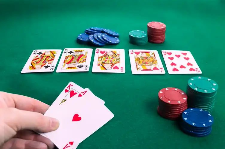wartoto app Android interface showing live dealer tables and navigation menu